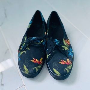 Dr Martens Women’s Hawaiian Print Lester Shoes